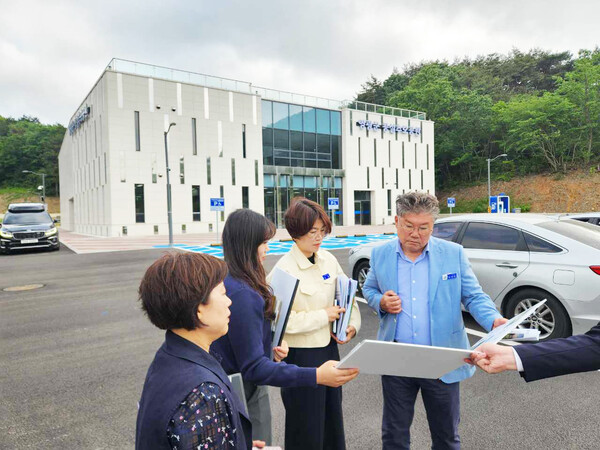 장세일 영광군수가 지난 19일 하반기 시범운영을 앞두고 있는 공설추모공원의 현장을 방문해 시설 조성 진행 상황과 향후 운영 계획 등을 점검했다.(사진=영광군)