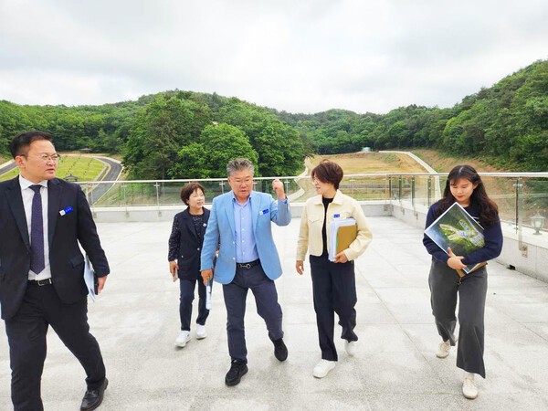장세일 영광군수가 지난 19일 하반기 시범운영을 앞두고 있는 공설추모공원의 현장을 방문해 시설 조성 진행 상황과 향후 운영 계획 등을 점검했다.(사진=영광군)