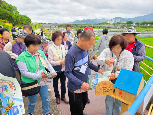 장성군, “모두가 누리는 여행”…‘무장애관광지원사업’ 본격 추진. 사진은 지난 장성 황룡강 길동무 꽃길축제 기간 열린 스탬프 투어 현장 모습 (사진=장성군)