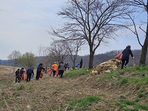 [말보다 실천]  ‘환경관리 최선’ …진천군,  ‘청정한 생거진천’ 하천 정화활동 실시