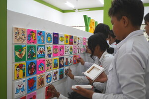 KB국민은행, 캄보디아 'KB라이브러리'에 미니 캔버스 액자 선물